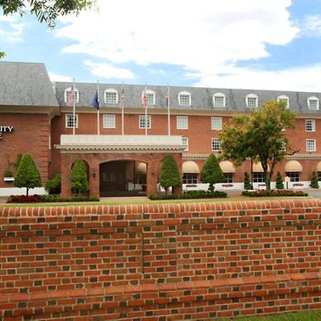 Williamsburg Hospitality House Hotel Bagian luar foto