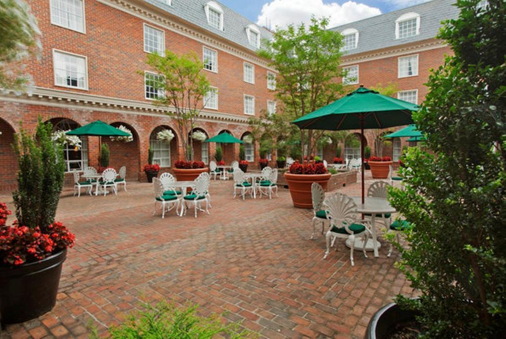 Williamsburg Hospitality House Hotel Bagian luar foto
